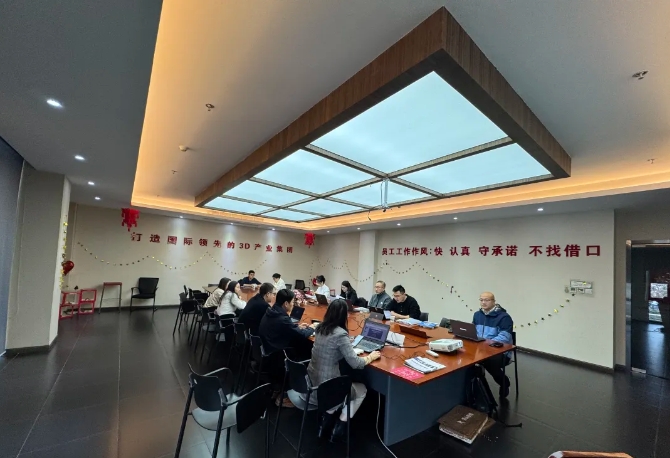為深入貫徹中共中央、國務(wù)院印發(fā)的《國家標(biāo)準(zhǔn)化發(fā)展綱要》，落實加快數(shù)字化發(fā)展、建設(shè)數(shù)字中國的戰(zhàn)略部署，和《上海市全面推進(jìn)城市數(shù)字化轉(zhuǎn)型“十四五”規(guī)劃》，推進(jìn)上海城市數(shù)字化轉(zhuǎn)型標(biāo)準(zhǔn)化建設(shè)，數(shù)造科技積極響應(yīng)這一號召，成為上海市浦東新區(qū)第一批試點(diǎn)數(shù)字化改造企業(yè)之一，并順利通過驗收。  圖片  圖片  圖片  圖片  圖為上海市城市數(shù)字化轉(zhuǎn)型工作領(lǐng)導(dǎo)小組部分領(lǐng)導(dǎo)和南匯工業(yè)園區(qū)領(lǐng)導(dǎo)、上海數(shù)造領(lǐng)導(dǎo)班子成員參加數(shù)字化改造驗收答辯  圖片  參觀上海數(shù)造大廳的數(shù)字化制造“黑湖小工單”生產(chǎn)工序看板  數(shù)造科技自成立之初，創(chuàng)始人趙毅博士就以“數(shù)造”為企業(yè)命名，蘊(yùn)含數(shù)字化制造和變革的深遠(yuǎn)意義，與此時政府推進(jìn)聚焦制造業(yè)與數(shù)字化改造深度融合。未來，數(shù)造科技將不斷提升公司智能化、數(shù)字化、信息化改造力度，全面提升公司綜合管理和運(yùn)營水平，著力實現(xiàn)智能制造高質(zhì)量發(fā)展。